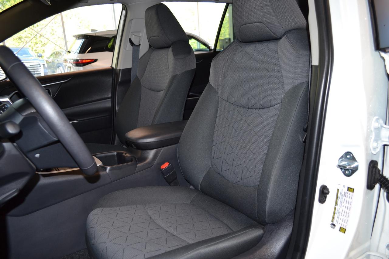 2025 Toyota RAV4 XLE Photo