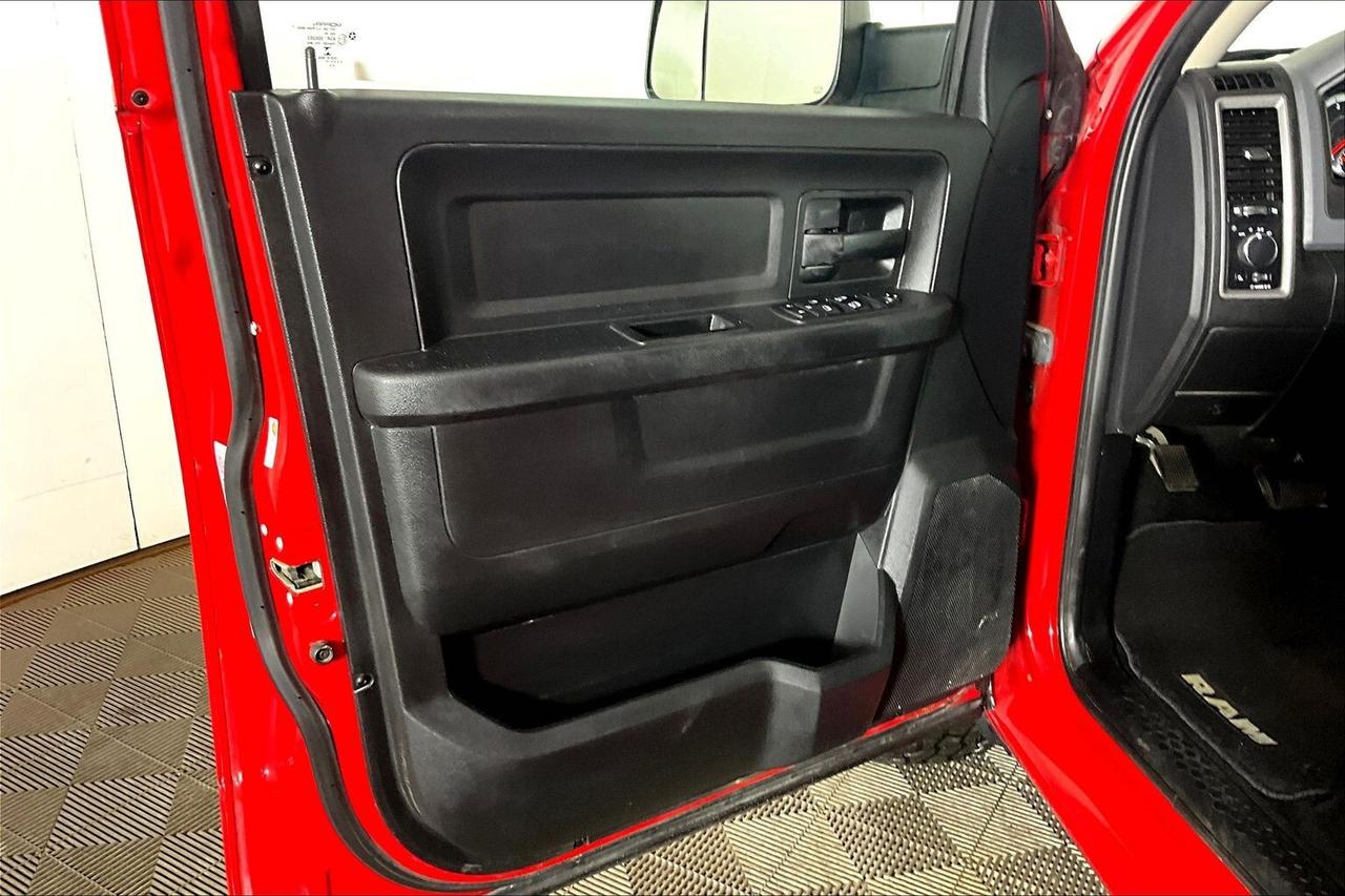 2017 RAM 1500 4WD Crew Cab 140.5 Express *Ltd Avail* Photo