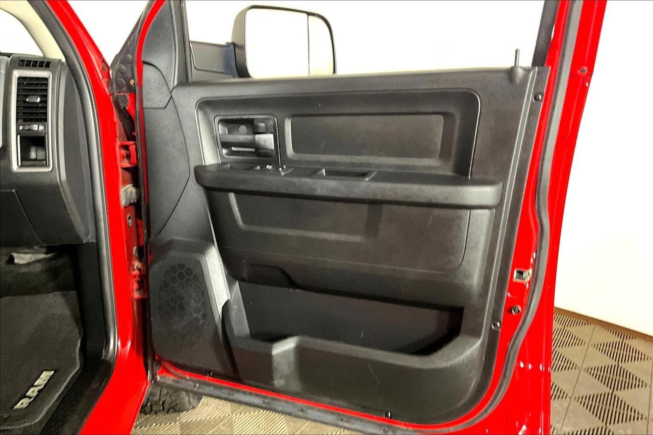 2017 RAM 1500 4WD Crew Cab 140.5 Express *Ltd Avail* Photo