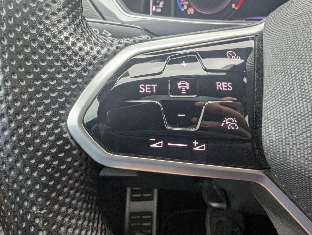 2024 Volkswagen Tiguan Comfortline R-Line Black Edition 4MOTION Photo