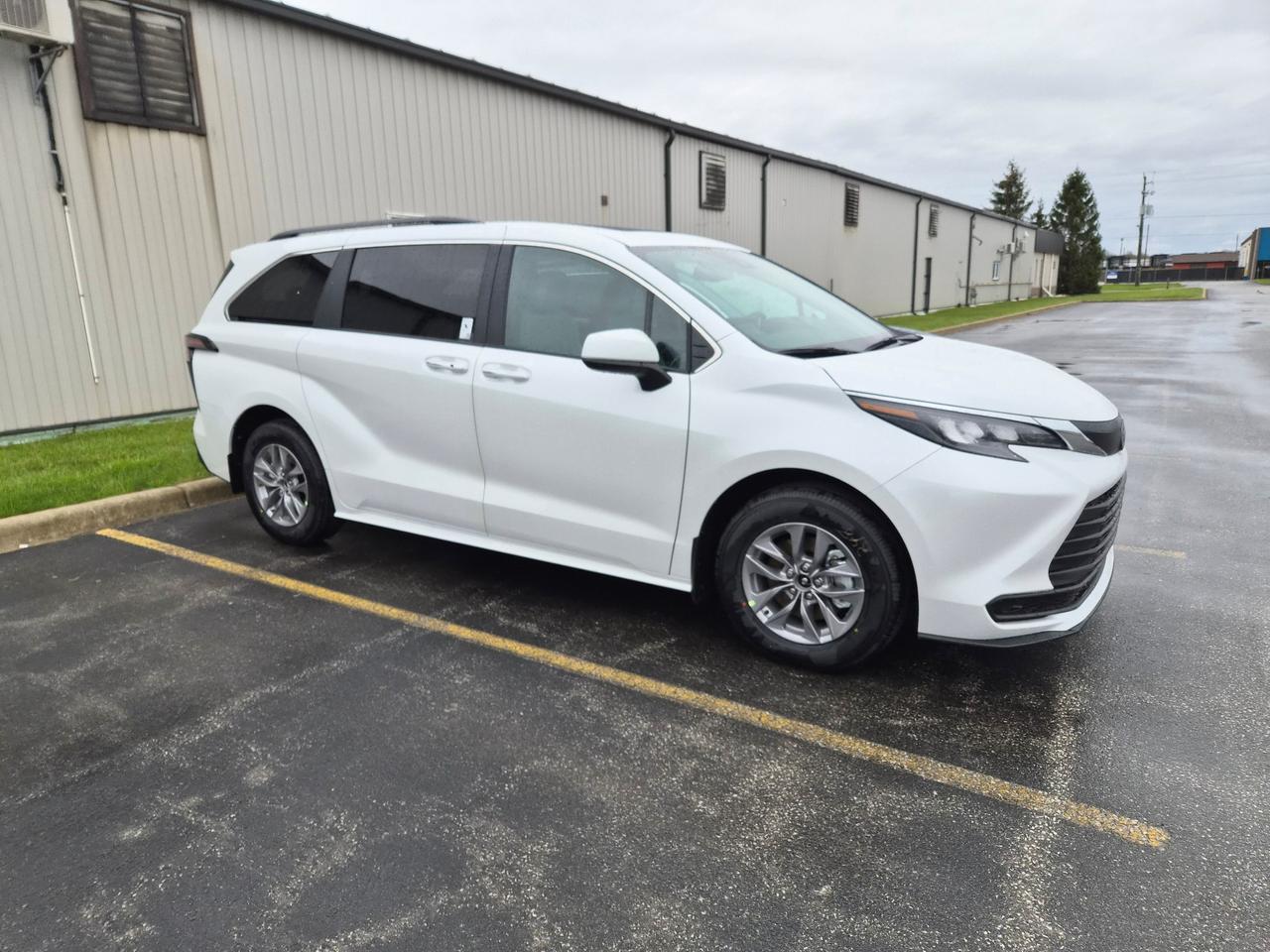 2026 Toyota Sienna XLE 8-Passenger 4dr Front-Wheel Drive Passenger Van Photo