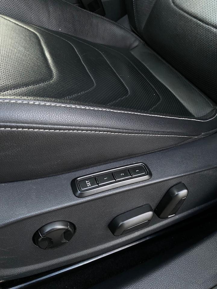 2020 Volkswagen Jetta Execline | SUNROOF | LEATHER Photo