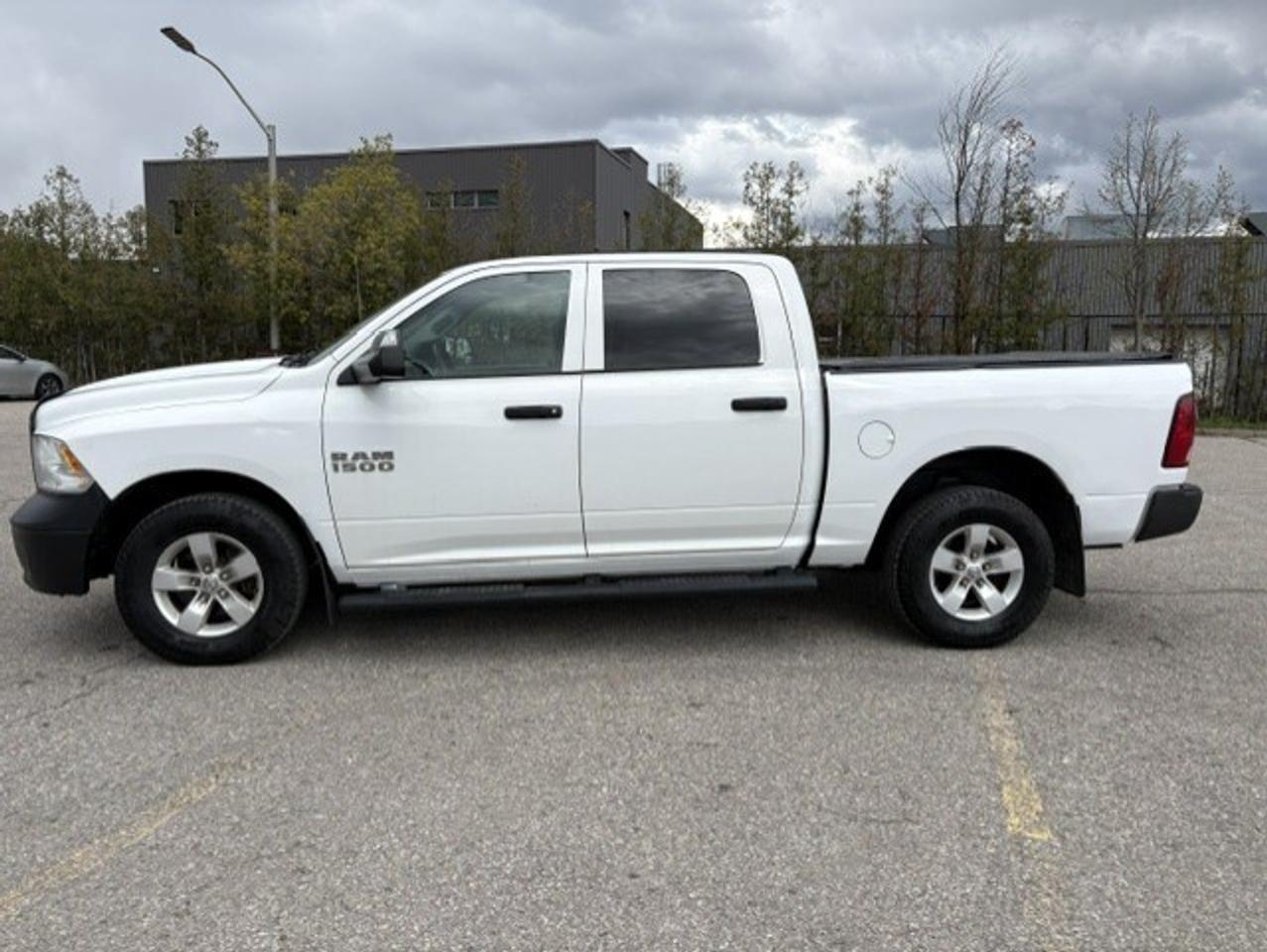 2017 RAM 1500 4X4 V6 CREW CAB-TONNEAU-CAMERA-REMOTE START! Photo