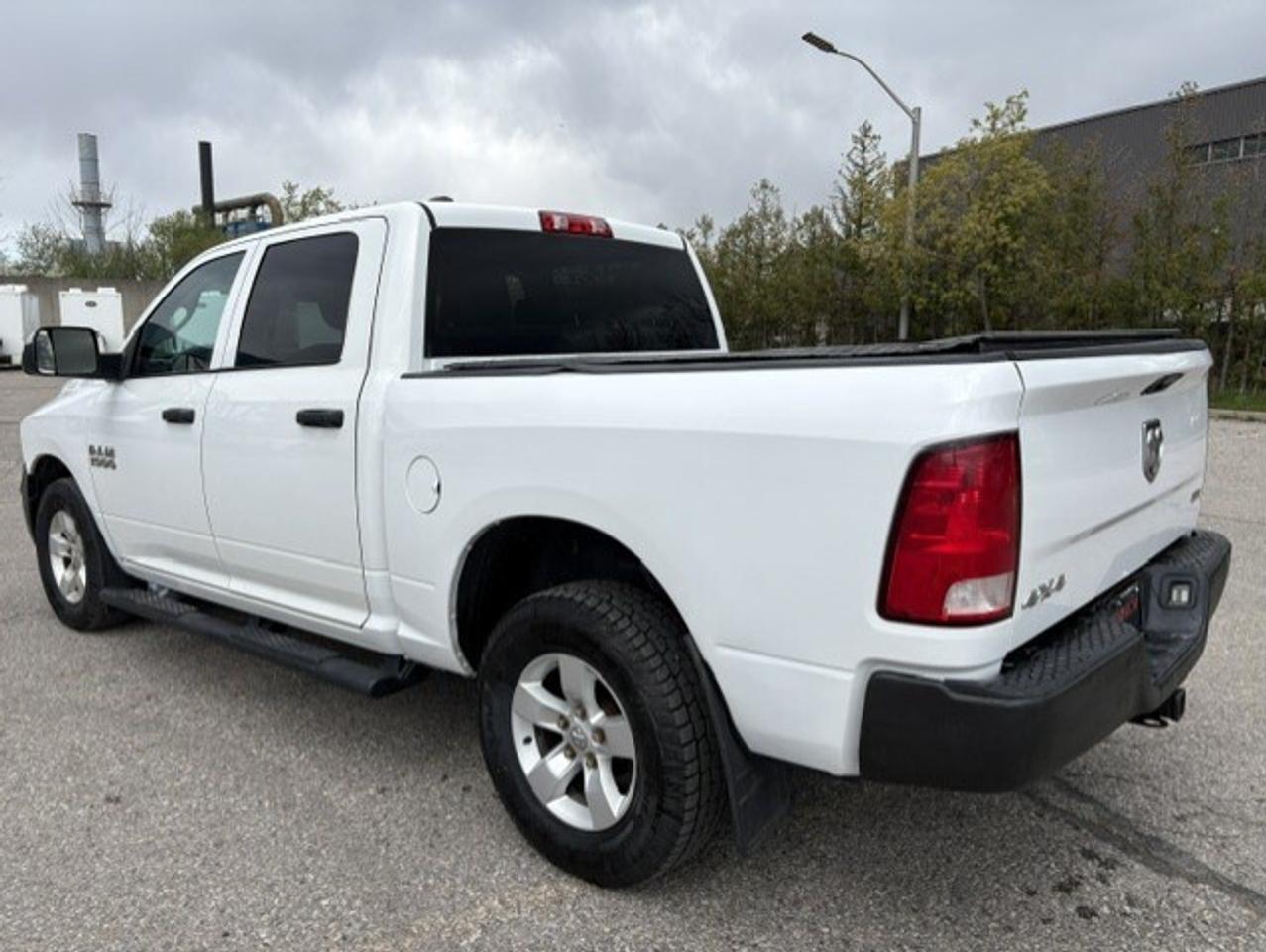 2017 RAM 1500 4X4 V6 CREW CAB-TONNEAU-CAMERA-REMOTE START! Photo
