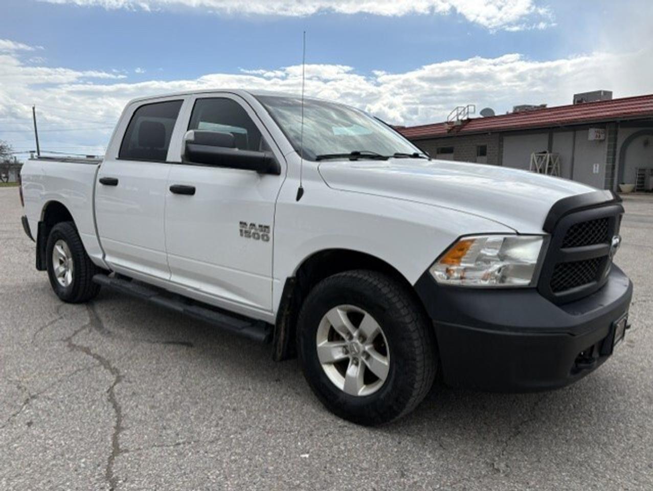 2017 RAM 1500 4X4 V6 CREW CAB-TONNEAU-CAMERA-REMOTE START! Photo