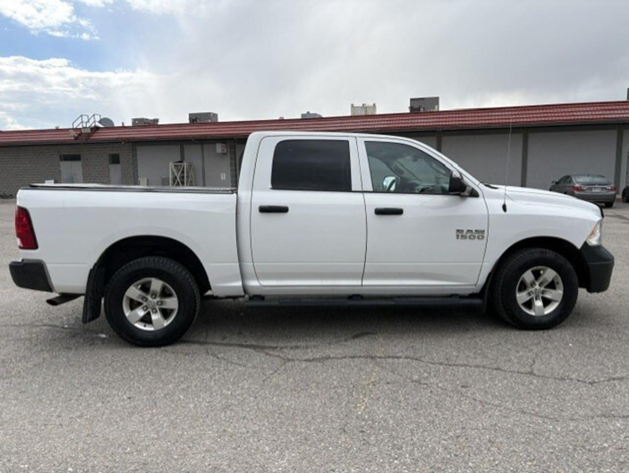 2017 RAM 1500 4X4 V6 CREW CAB-TONNEAU-CAMERA-REMOTE START! Photo