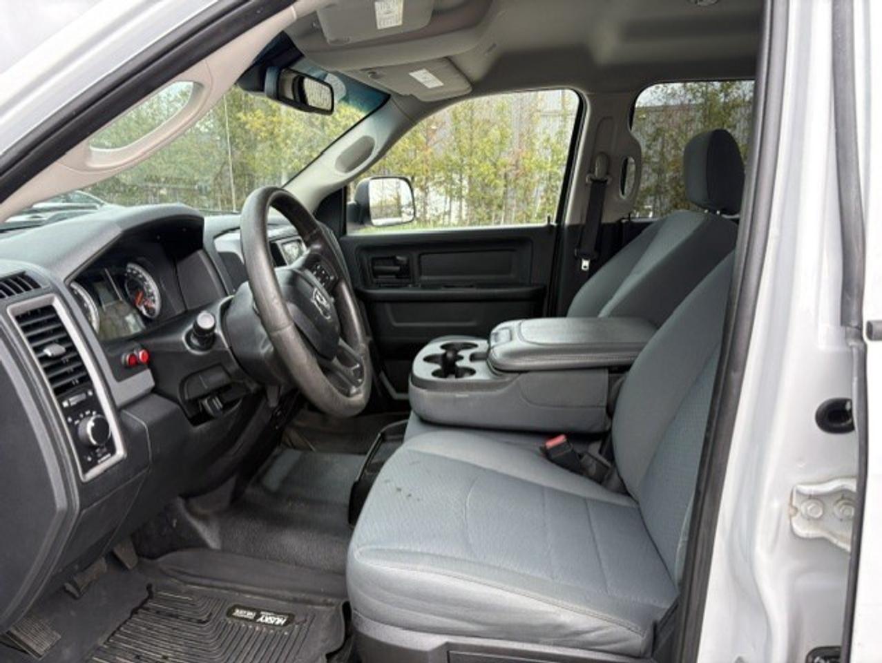 2017 RAM 1500 4X4 V6 CREW CAB-TONNEAU-CAMERA-REMOTE START! Photo