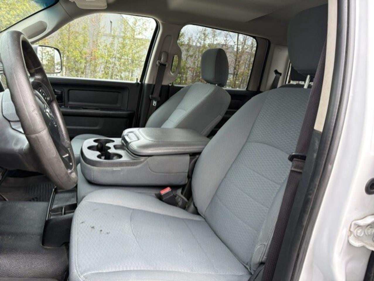 2017 RAM 1500 4X4 V6 CREW CAB-TONNEAU-CAMERA-REMOTE START! Photo