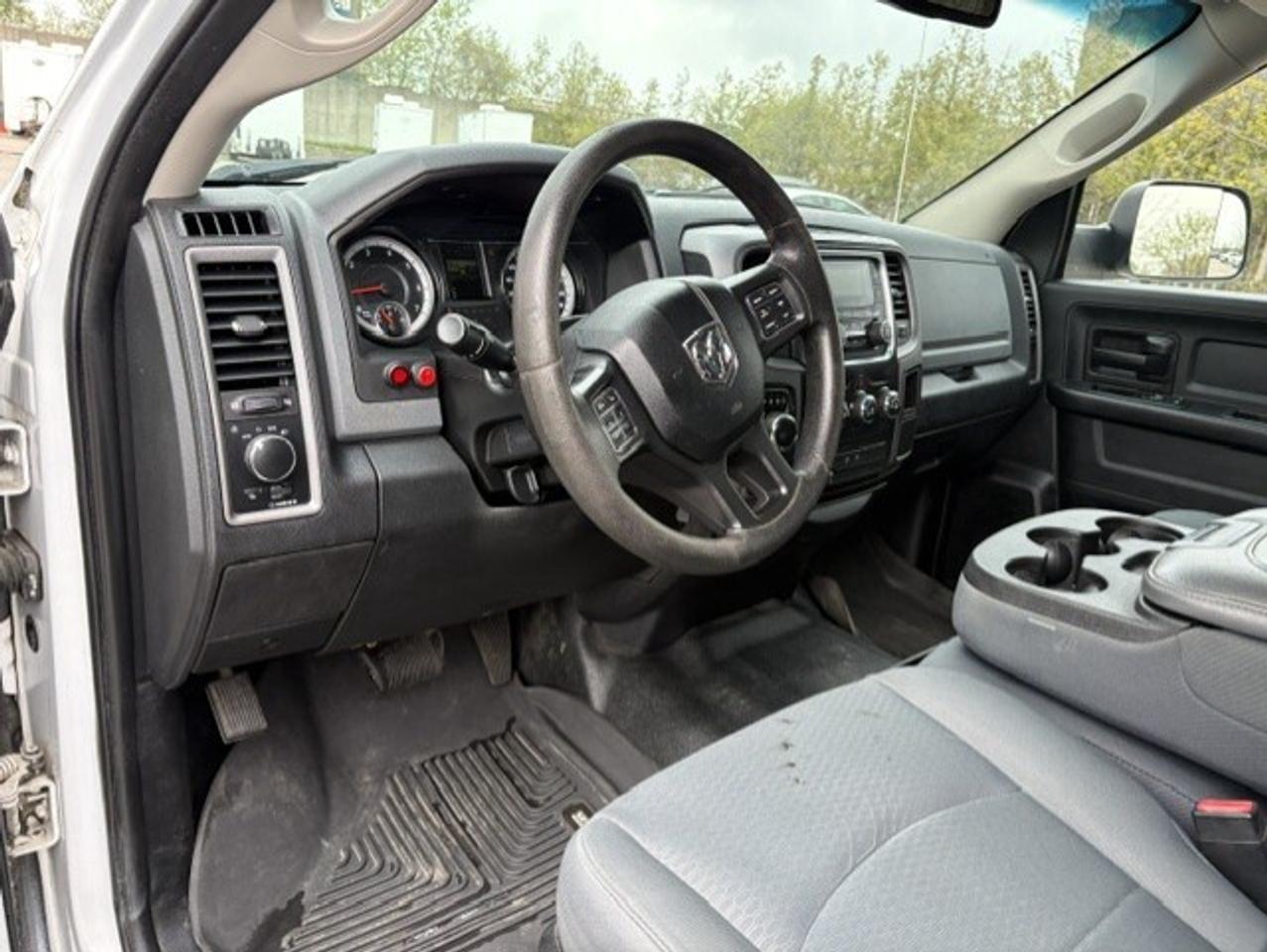 2017 RAM 1500 4X4 V6 CREW CAB-TONNEAU-CAMERA-REMOTE START! Photo