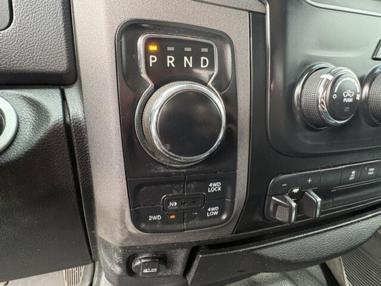 2017 RAM 1500 4X4 V6 CREW CAB-TONNEAU-CAMERA-REMOTE START! Photo