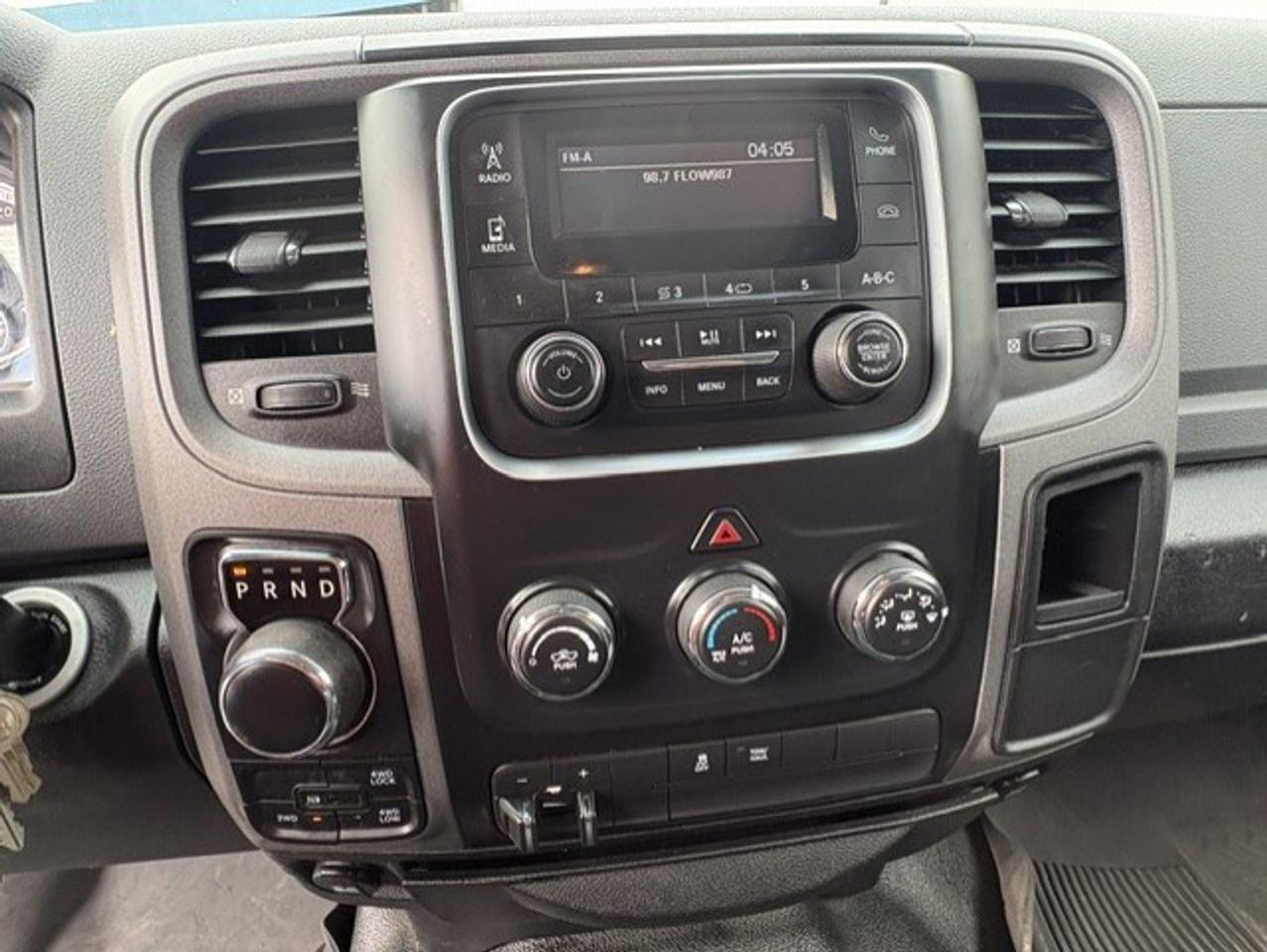 2017 RAM 1500 4X4 V6 CREW CAB-TONNEAU-CAMERA-REMOTE START! Photo