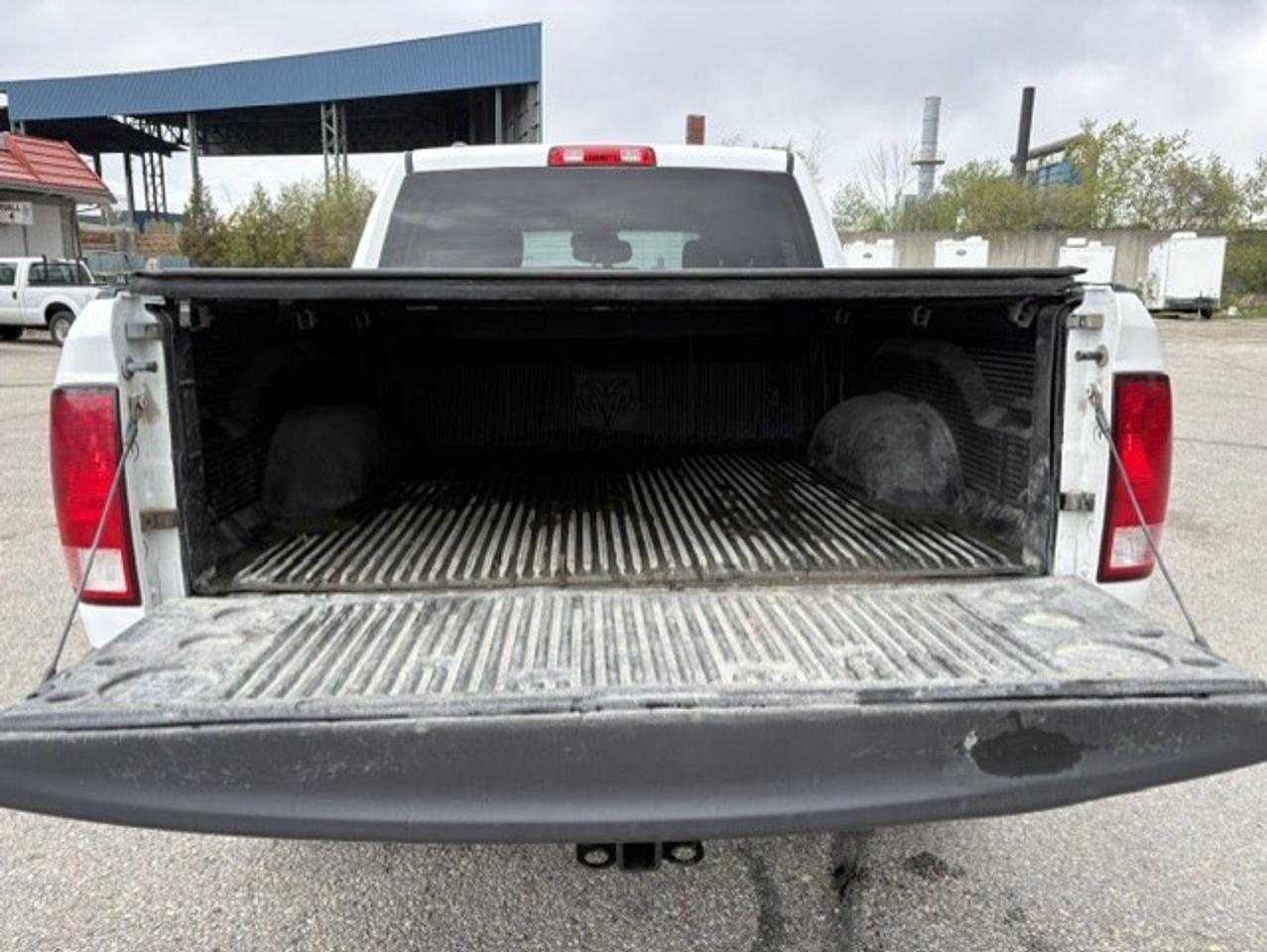 2017 RAM 1500 4X4 V6 CREW CAB-TONNEAU-CAMERA-REMOTE START! Photo