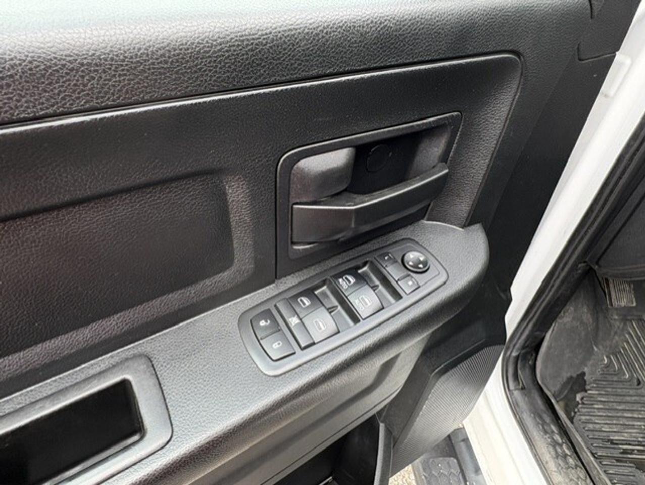 2017 RAM 1500 4X4 V6 CREW CAB-TONNEAU-CAMERA-REMOTE START! Photo