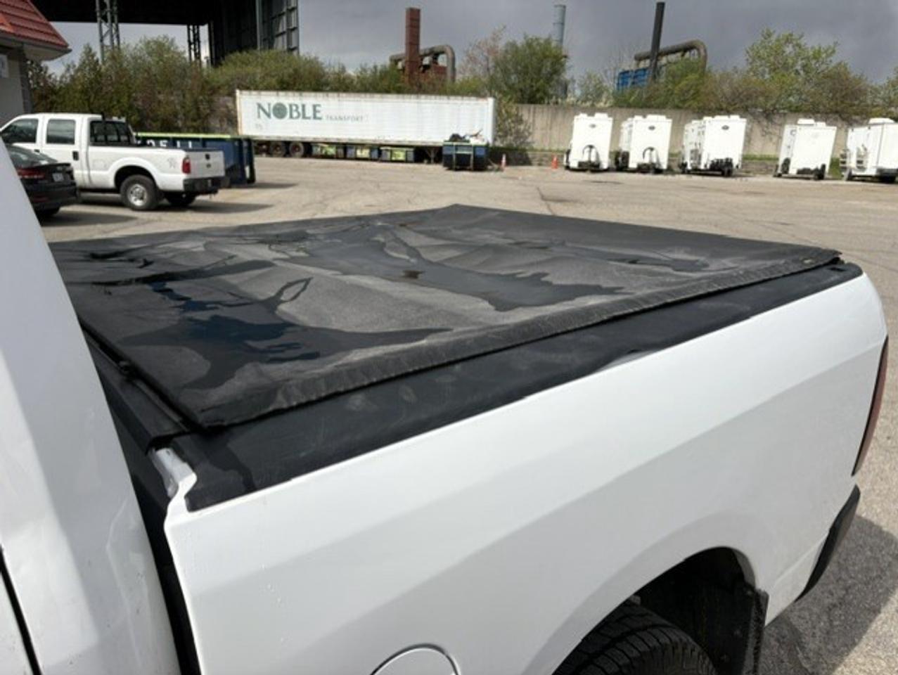 2017 RAM 1500 4X4 V6 CREW CAB-TONNEAU-CAMERA-REMOTE START! Photo