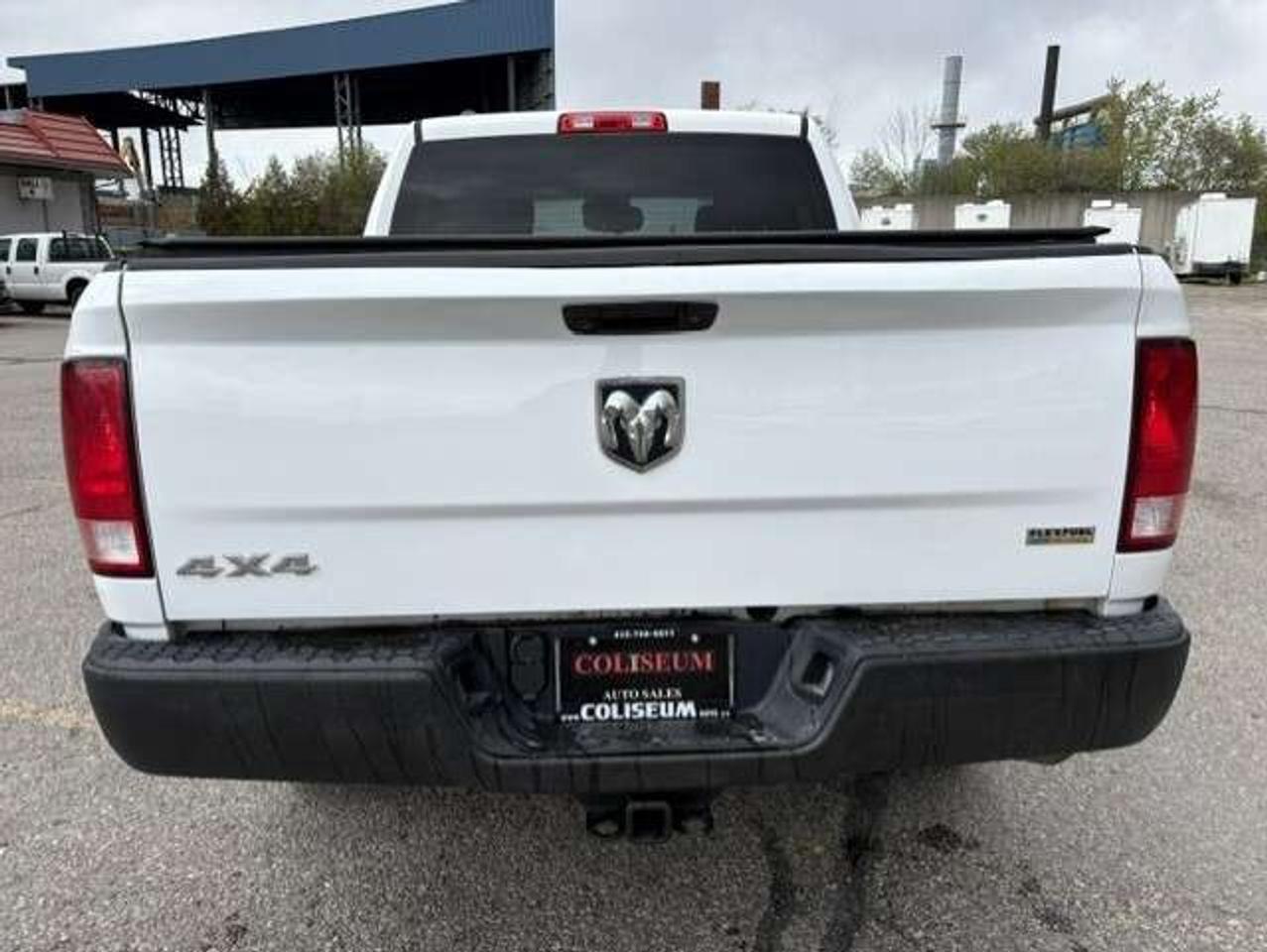 2017 RAM 1500 4X4 V6 CREW CAB-TONNEAU-CAMERA-REMOTE START! Photo