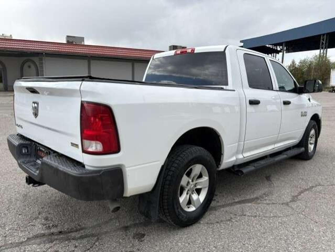 2017 RAM 1500 4X4 V6 CREW CAB-TONNEAU-CAMERA-REMOTE START! Photo