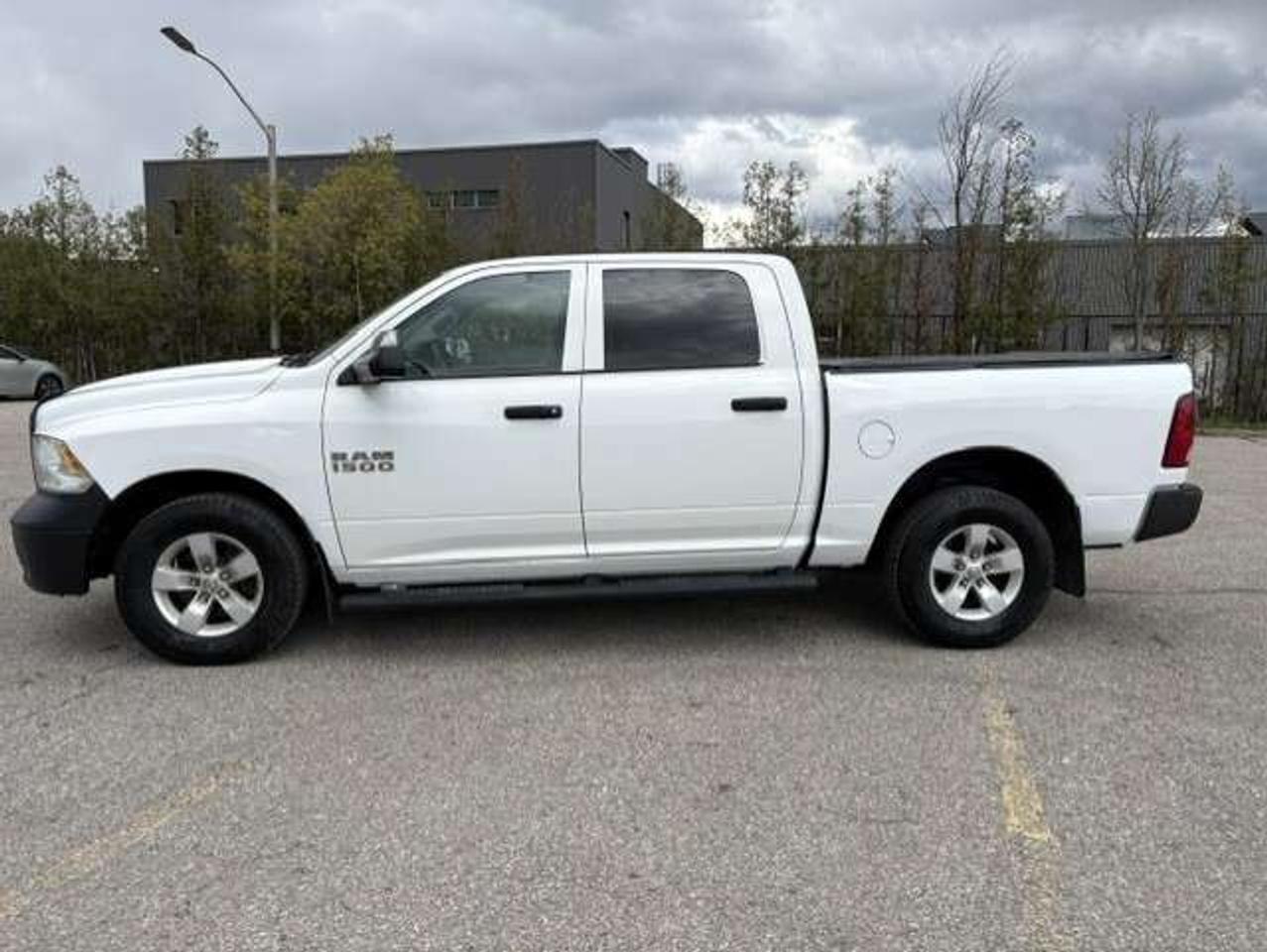 2017 RAM 1500 4X4 V6 CREW CAB-TONNEAU-CAMERA-REMOTE START! Photo