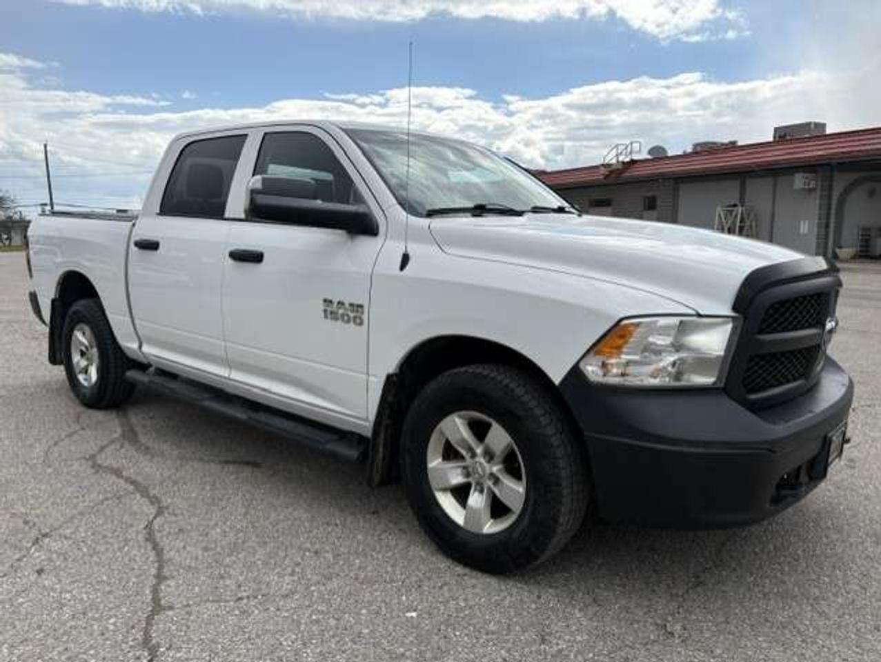 2017 RAM 1500 4X4 V6 CREW CAB-TONNEAU-CAMERA-REMOTE START! Photo