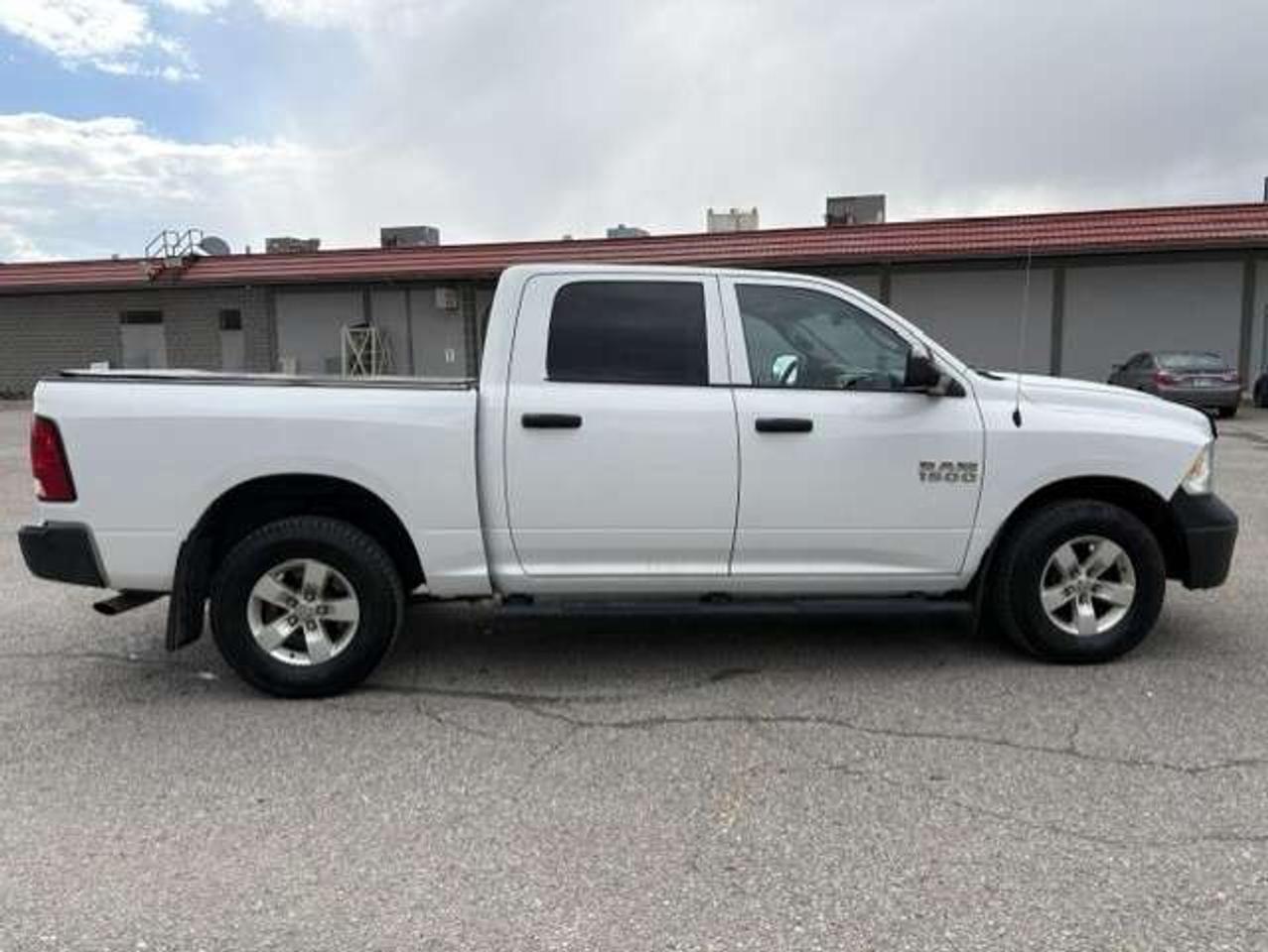 2017 RAM 1500 4X4 V6 CREW CAB-TONNEAU-CAMERA-REMOTE START! Photo