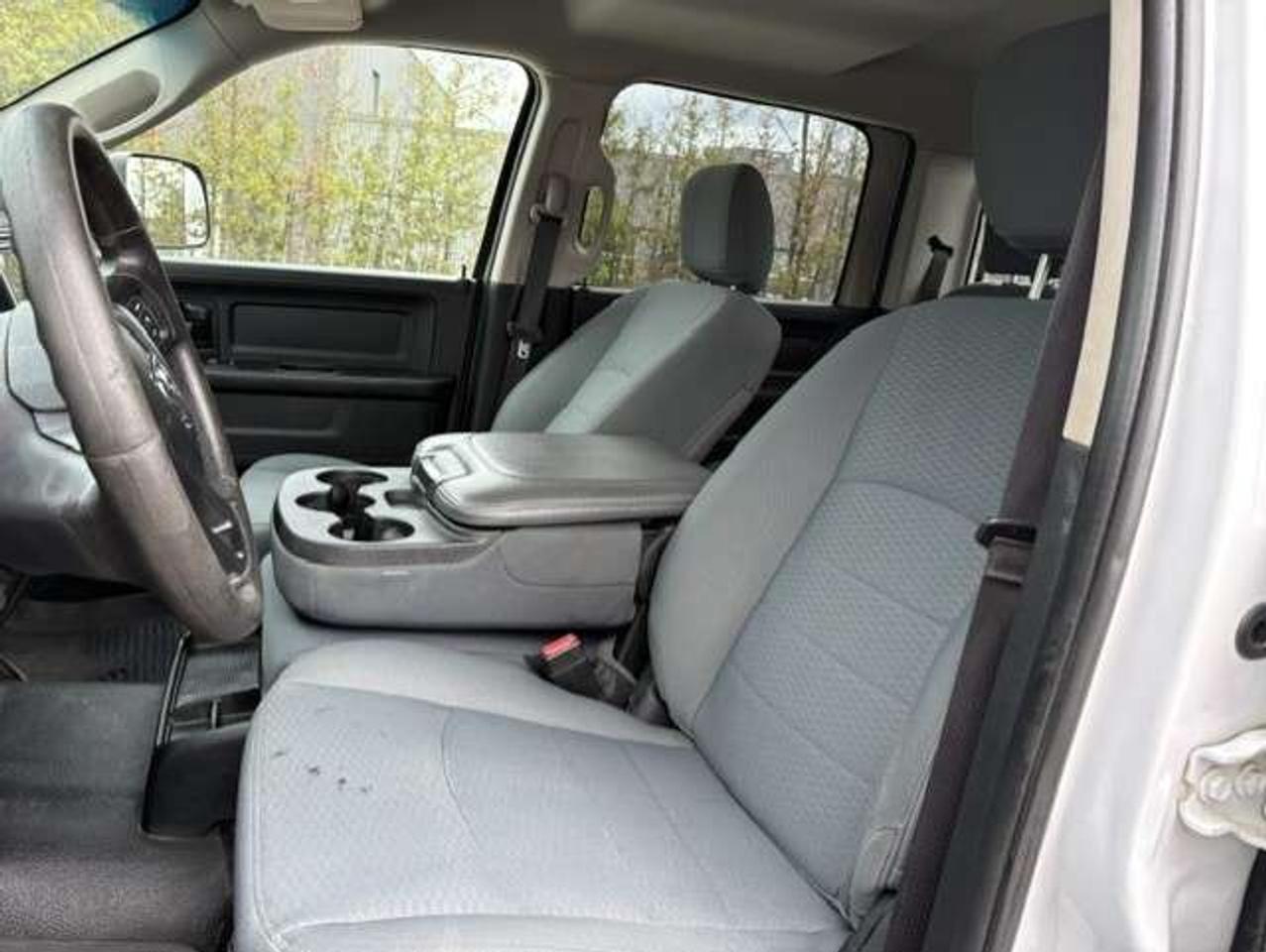 2017 RAM 1500 4X4 V6 CREW CAB-TONNEAU-CAMERA-REMOTE START! Photo