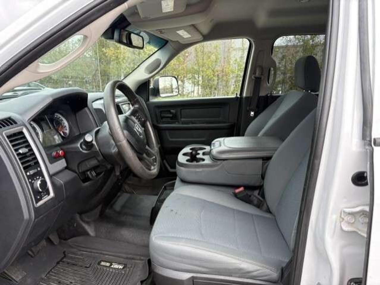2017 RAM 1500 4X4 V6 CREW CAB-TONNEAU-CAMERA-REMOTE START! Photo