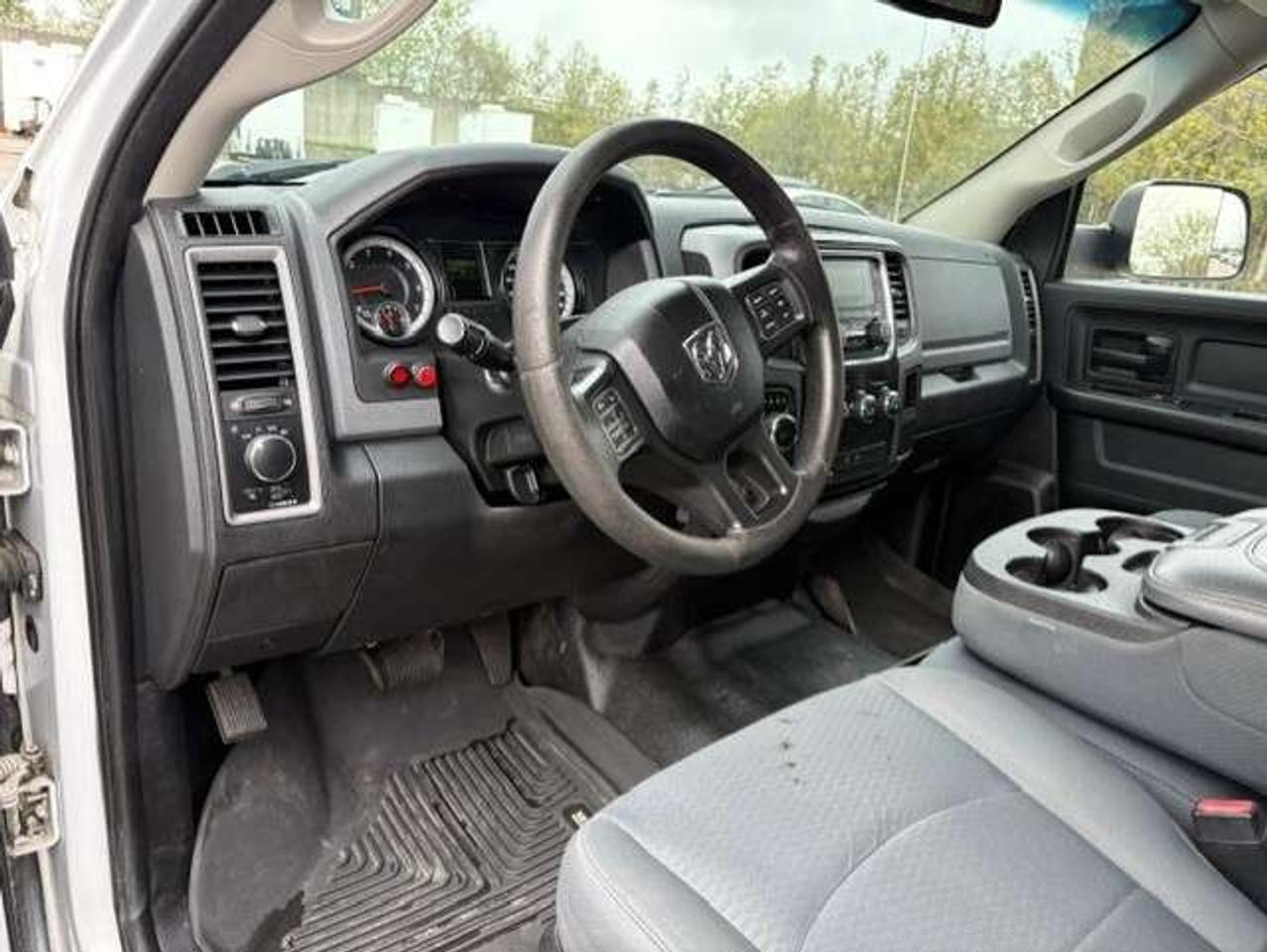 2017 RAM 1500 4X4 V6 CREW CAB-TONNEAU-CAMERA-REMOTE START! Photo