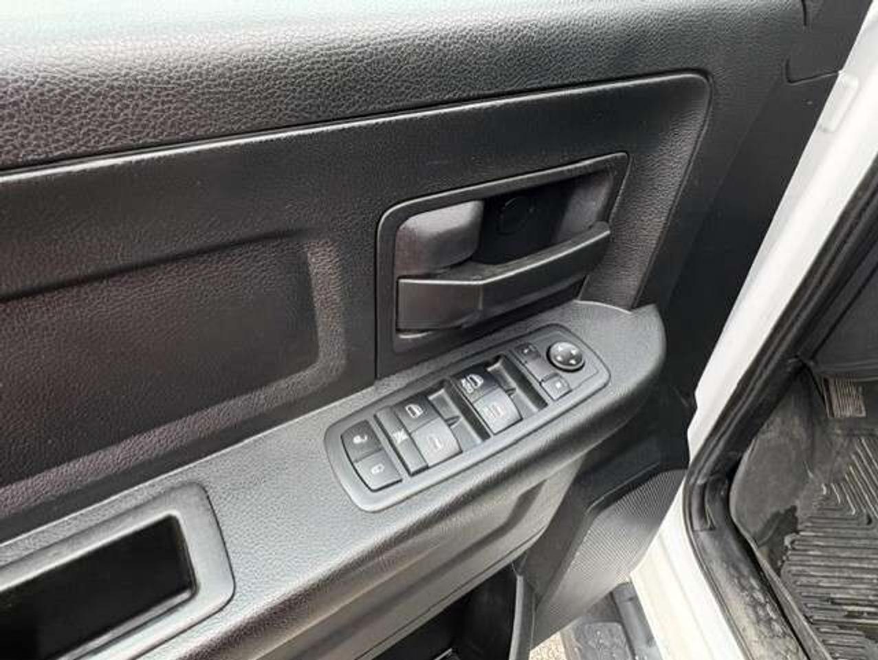 2017 RAM 1500 4X4 V6 CREW CAB-TONNEAU-CAMERA-REMOTE START! Photo