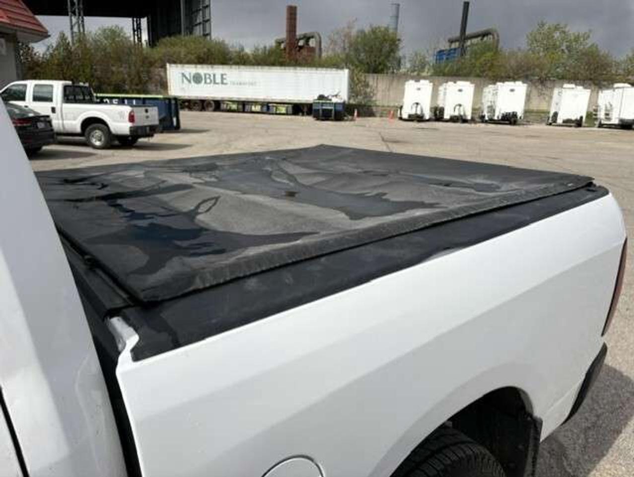 2017 RAM 1500 4X4 V6 CREW CAB-TONNEAU-CAMERA-REMOTE START! Photo