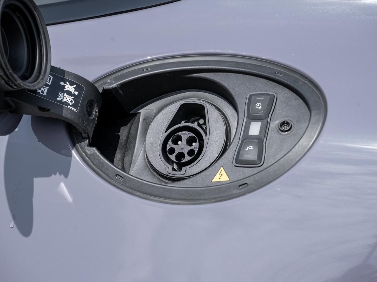2025 Porsche Panamera 4 E-Hybrid AWD 21 Panamera SportDesign Wheels Rear Photo