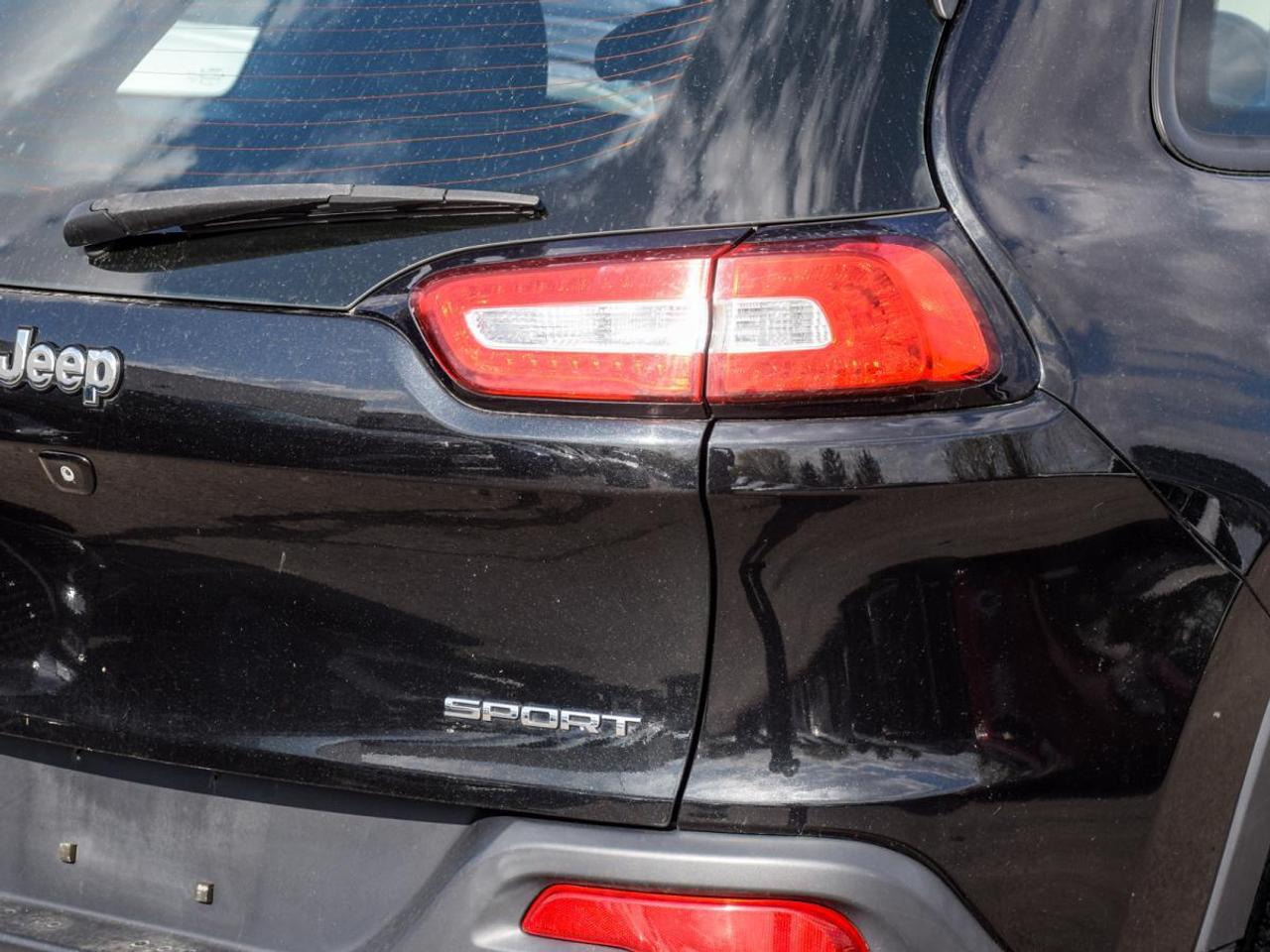 2014 Jeep Cherokee SPORT   LOW KMS, No Accidents Photo