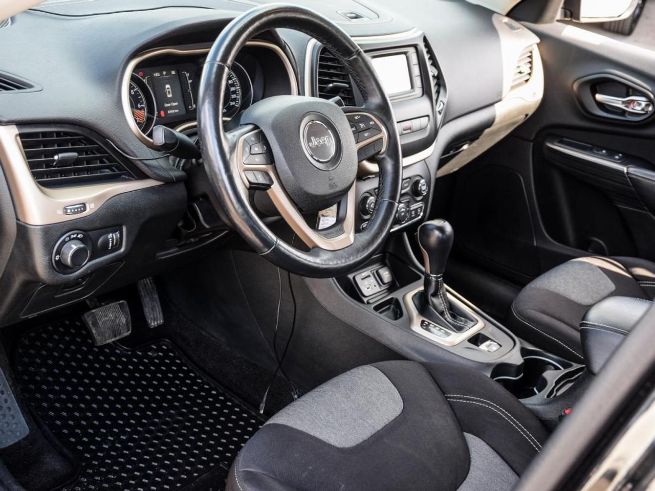 2014 Jeep Cherokee SPORT   LOW KMS, No Accidents Photo