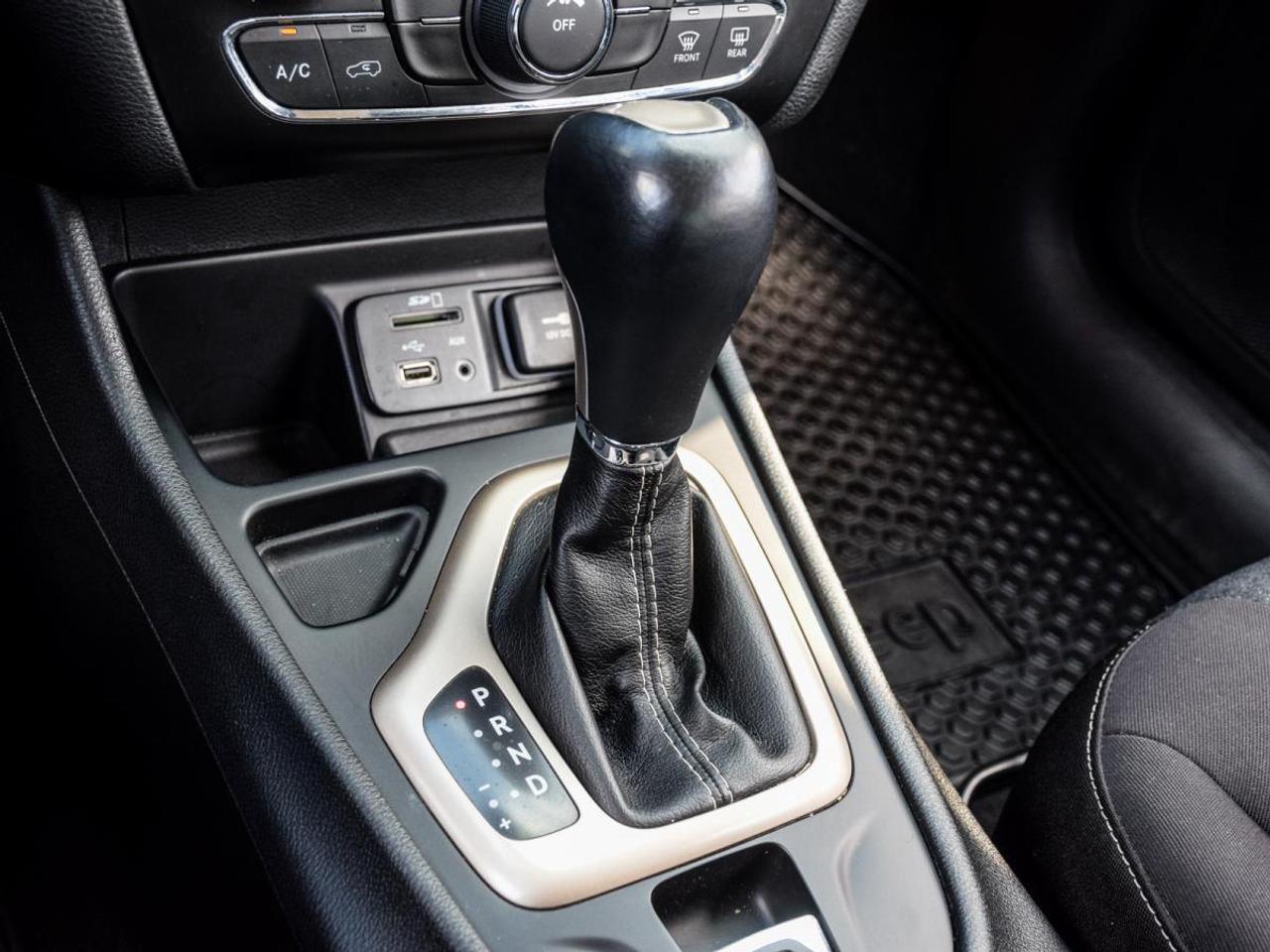 2014 Jeep Cherokee SPORT   LOW KMS, No Accidents Photo