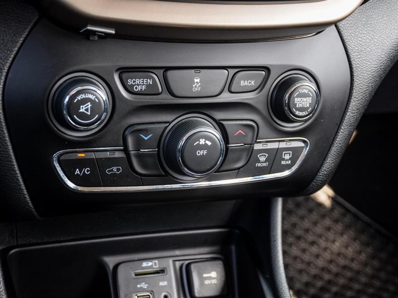 2014 Jeep Cherokee SPORT   LOW KMS, No Accidents Photo