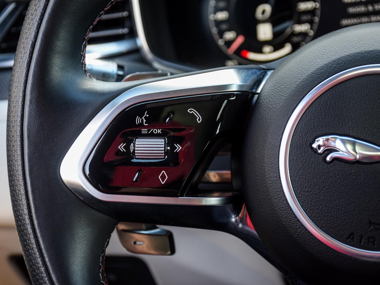 2023 Jaguar F-PACE SVR Photo