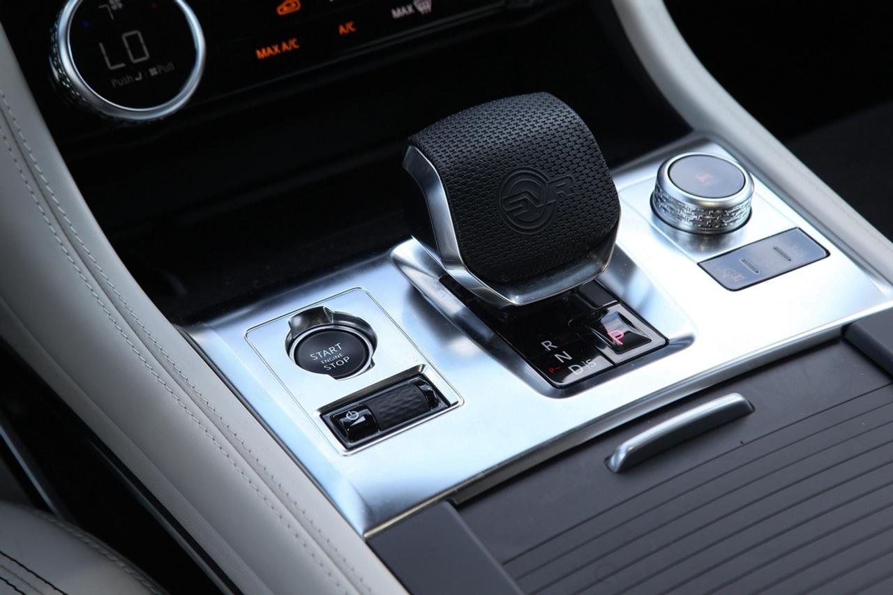 2023 Jaguar F-PACE SVR 550 HP SUPERCHARGED V8   SVR PERFORMANCE   MERIDIAN? AUDIO   PANORAMIC ROOF   PURE JAGUAR PERFORMANCE Photo