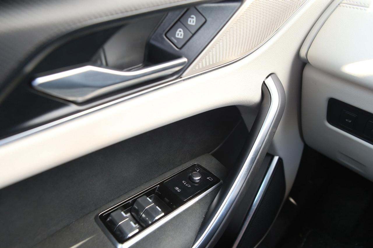 2023 Jaguar F-PACE SVR 550 HP SUPERCHARGED V8   SVR PERFORMANCE   MERIDIAN? AUDIO   PANORAMIC ROOF   PURE JAGUAR PERFORMANCE Photo