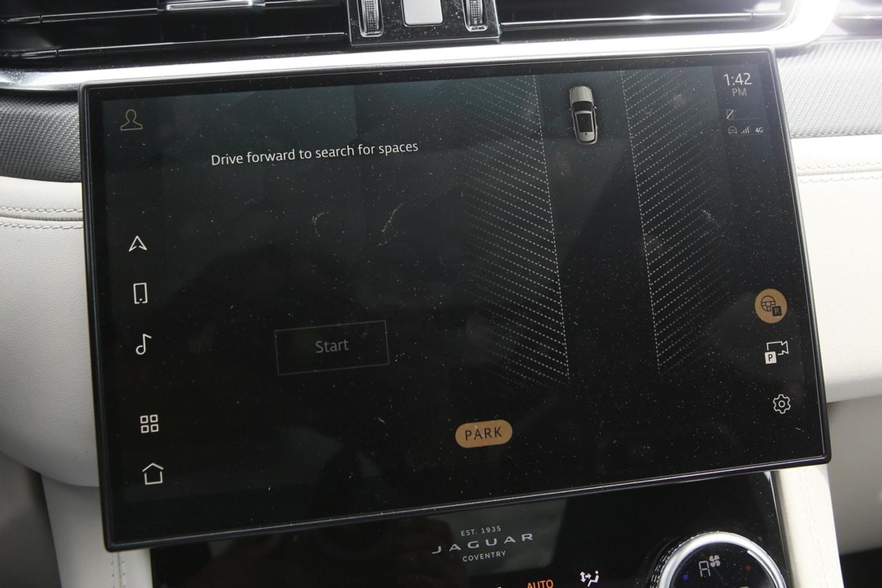 2023 Jaguar F-PACE SVR 550 HP SUPERCHARGED V8   SVR PERFORMANCE   MERIDIAN? AUDIO   PANORAMIC ROOF   PURE JAGUAR PERFORMANCE Photo