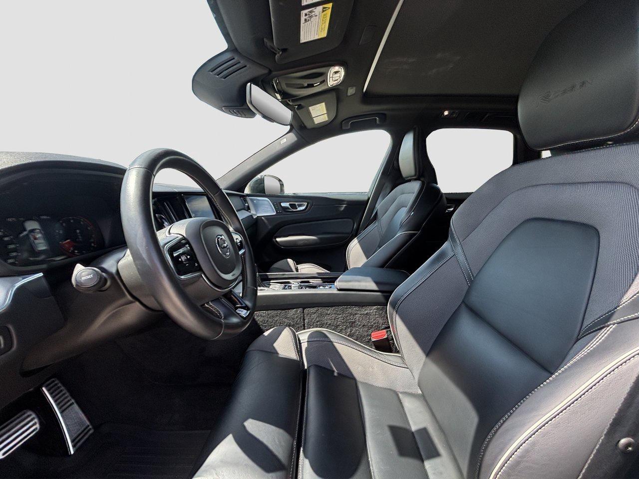 2020 Volvo XC60 R-Design Photo