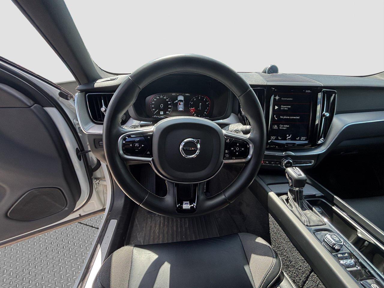 2020 Volvo XC60 R-Design Photo