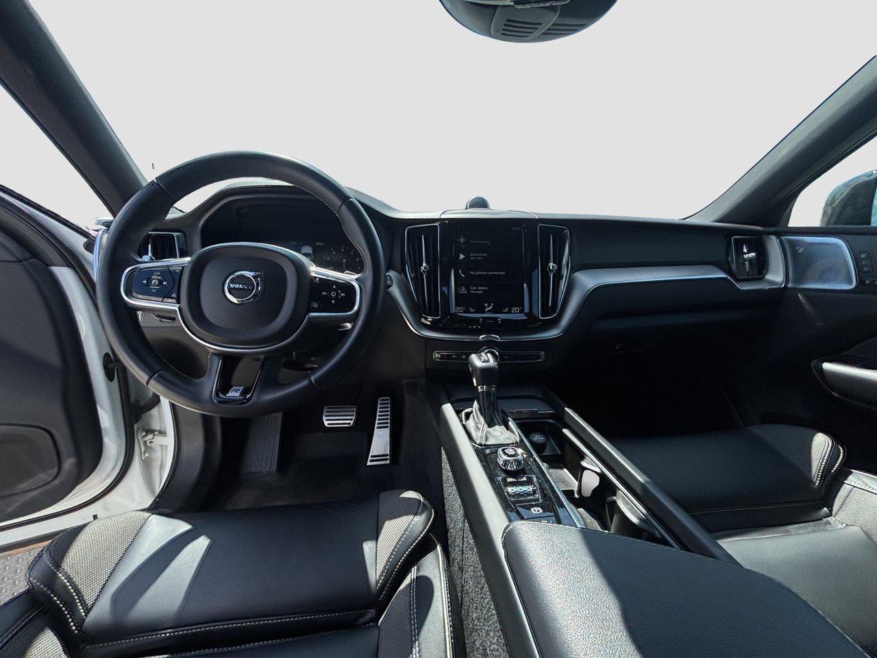 2020 Volvo XC60 R-Design Photo
