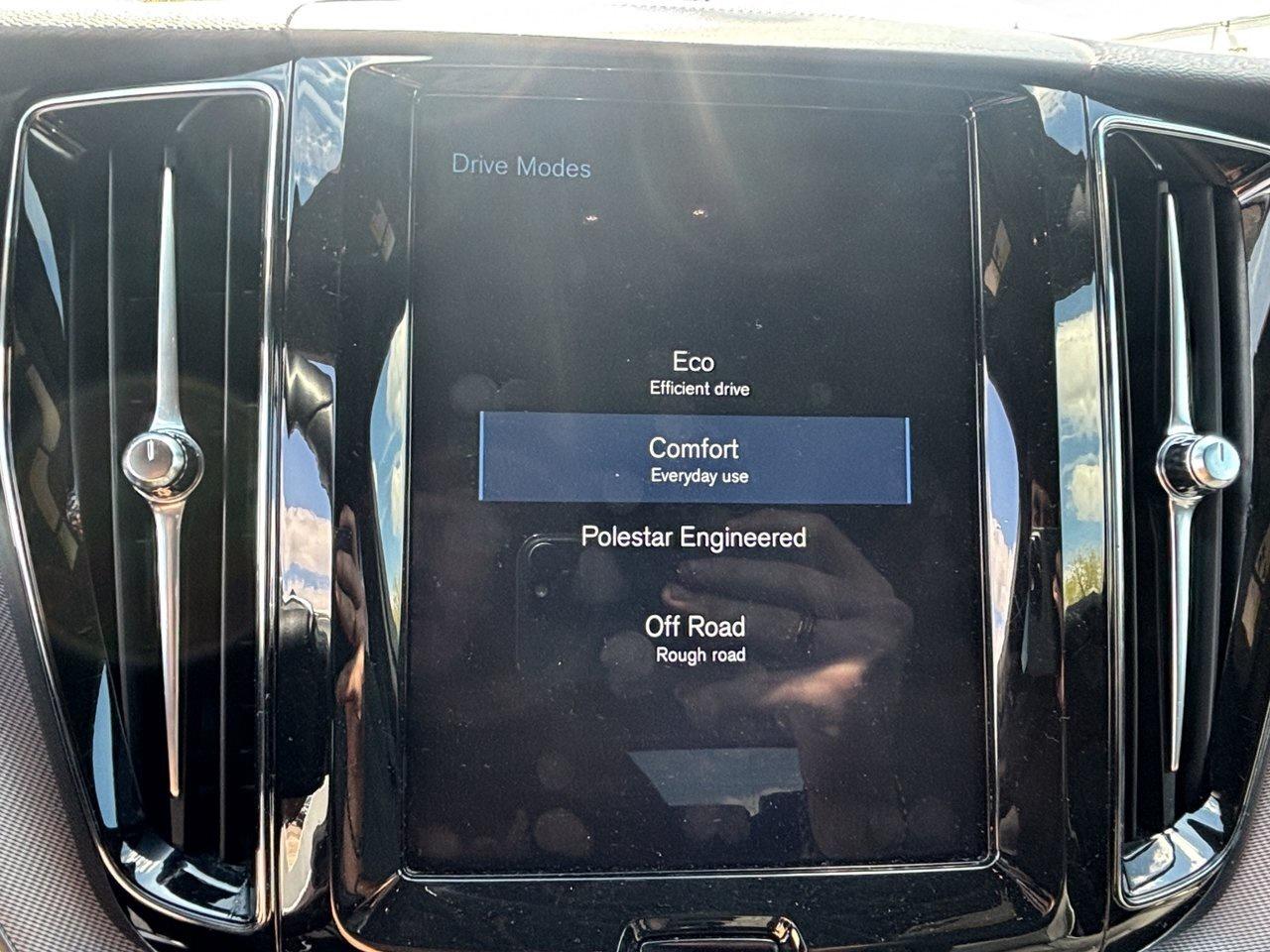 2020 Volvo XC60 R-Design Photo