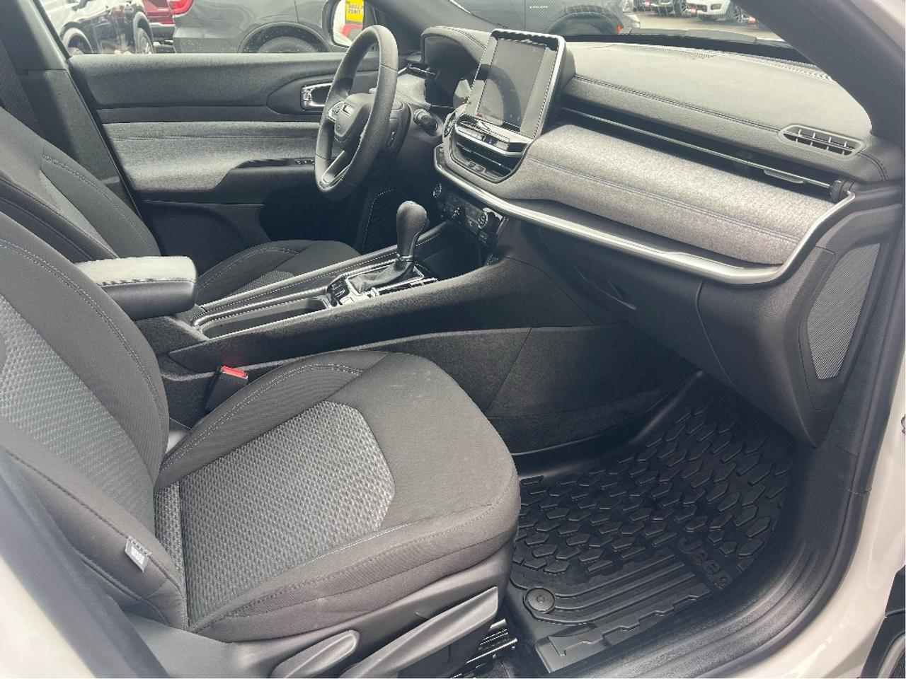 2025 Jeep Compass Sport 4x4 *HEATED SEATS *SNOW TIRES INCLUDED Photo