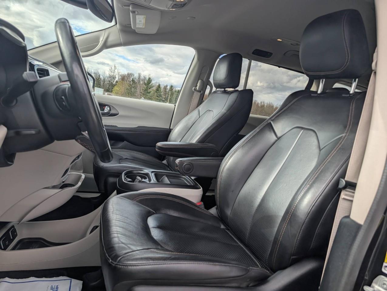 2020 Chrysler Pacifica Touring-L Plus ONE OWNER Photo
