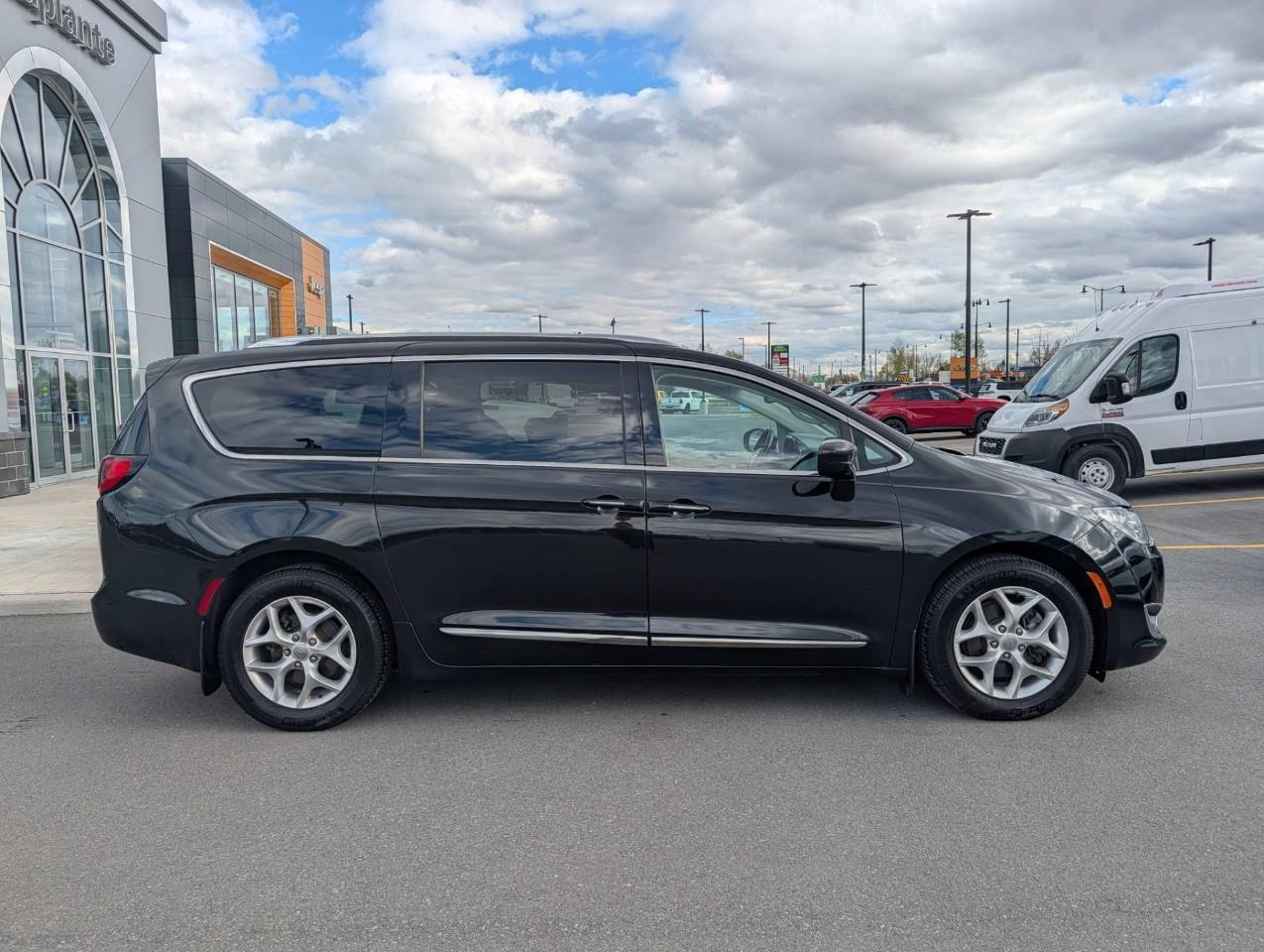 2020 Chrysler Pacifica Touring-L Plus ONE OWNER Photo