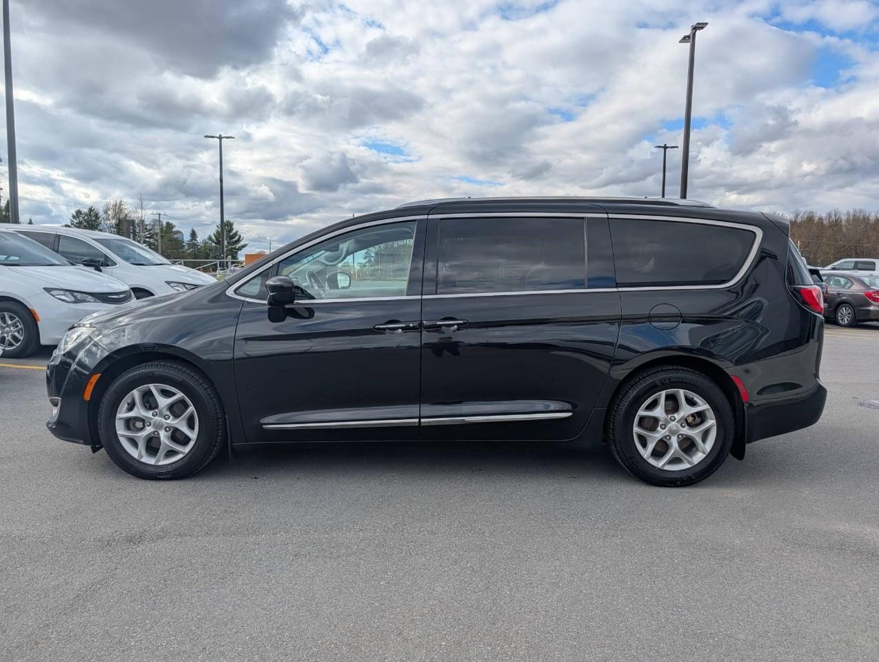 2020 Chrysler Pacifica Touring-L Plus ONE OWNER Photo