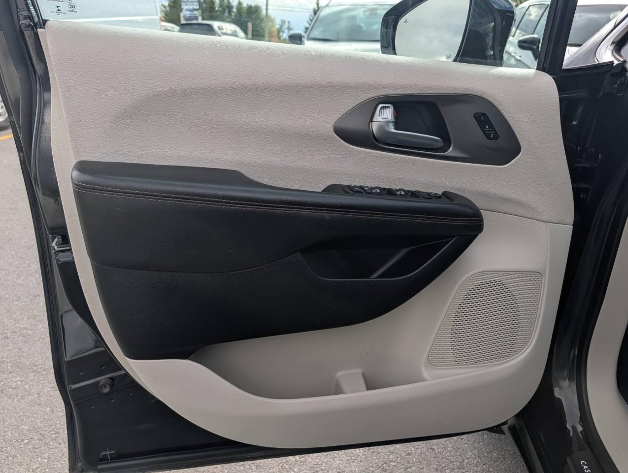 2020 Chrysler Pacifica Touring-L Plus ONE OWNER Photo