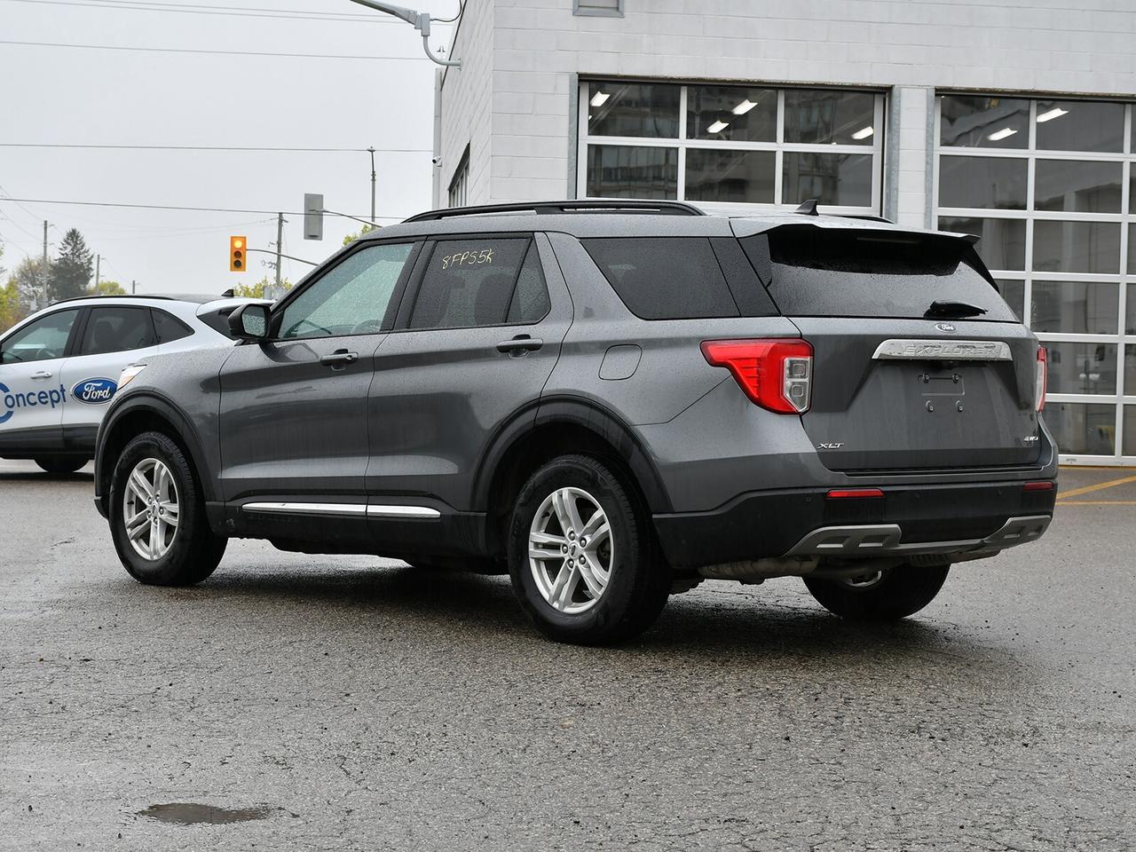 2024 Ford Explorer AWD   3RD ROW SEATING   FUEL EFFICIENT Photo