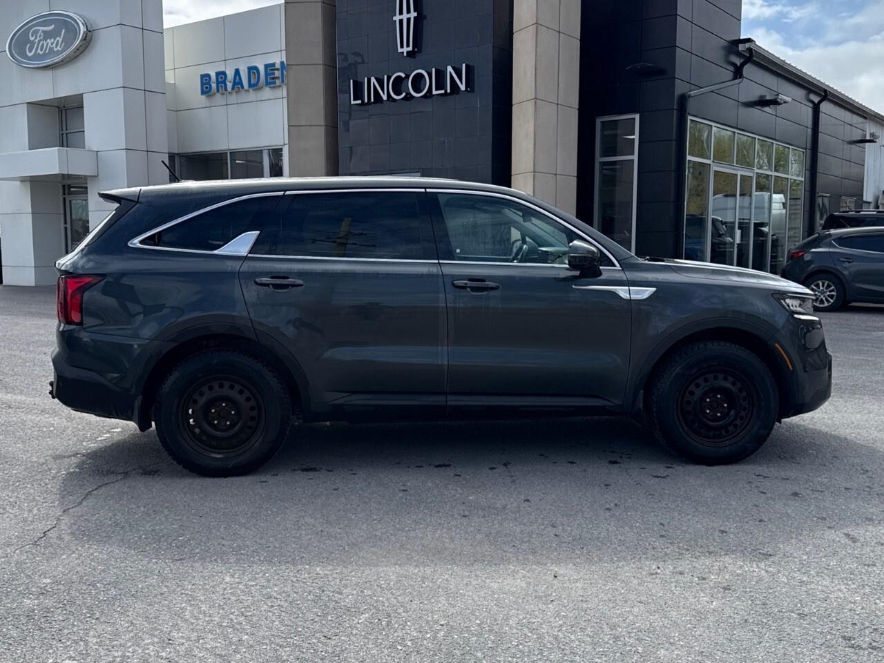 2022 Kia Sorento LX PLUS   3RD ROW SEATING   AWD Photo