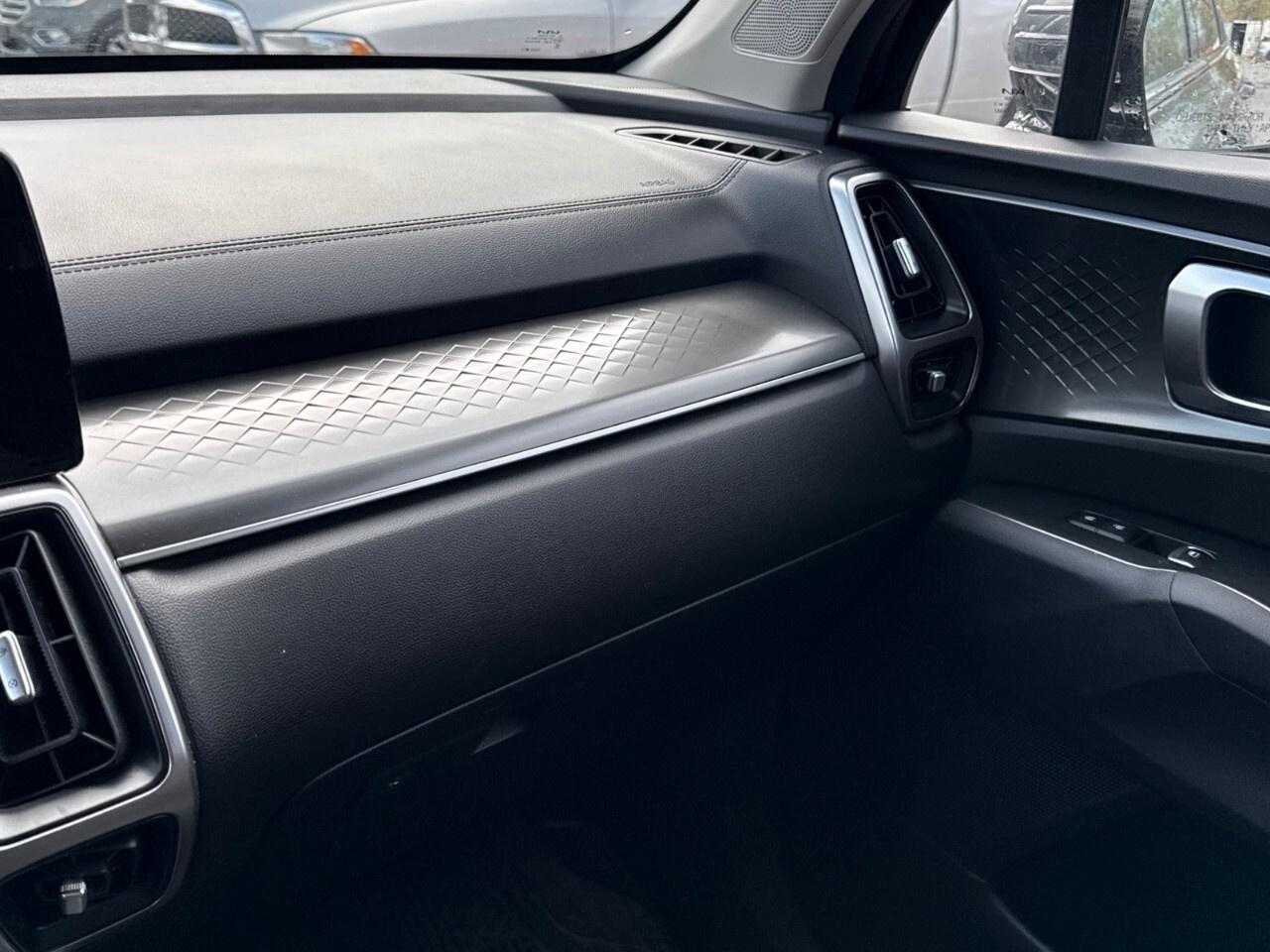 2022 Kia Sorento LX PLUS   3RD ROW SEATING   AWD Photo