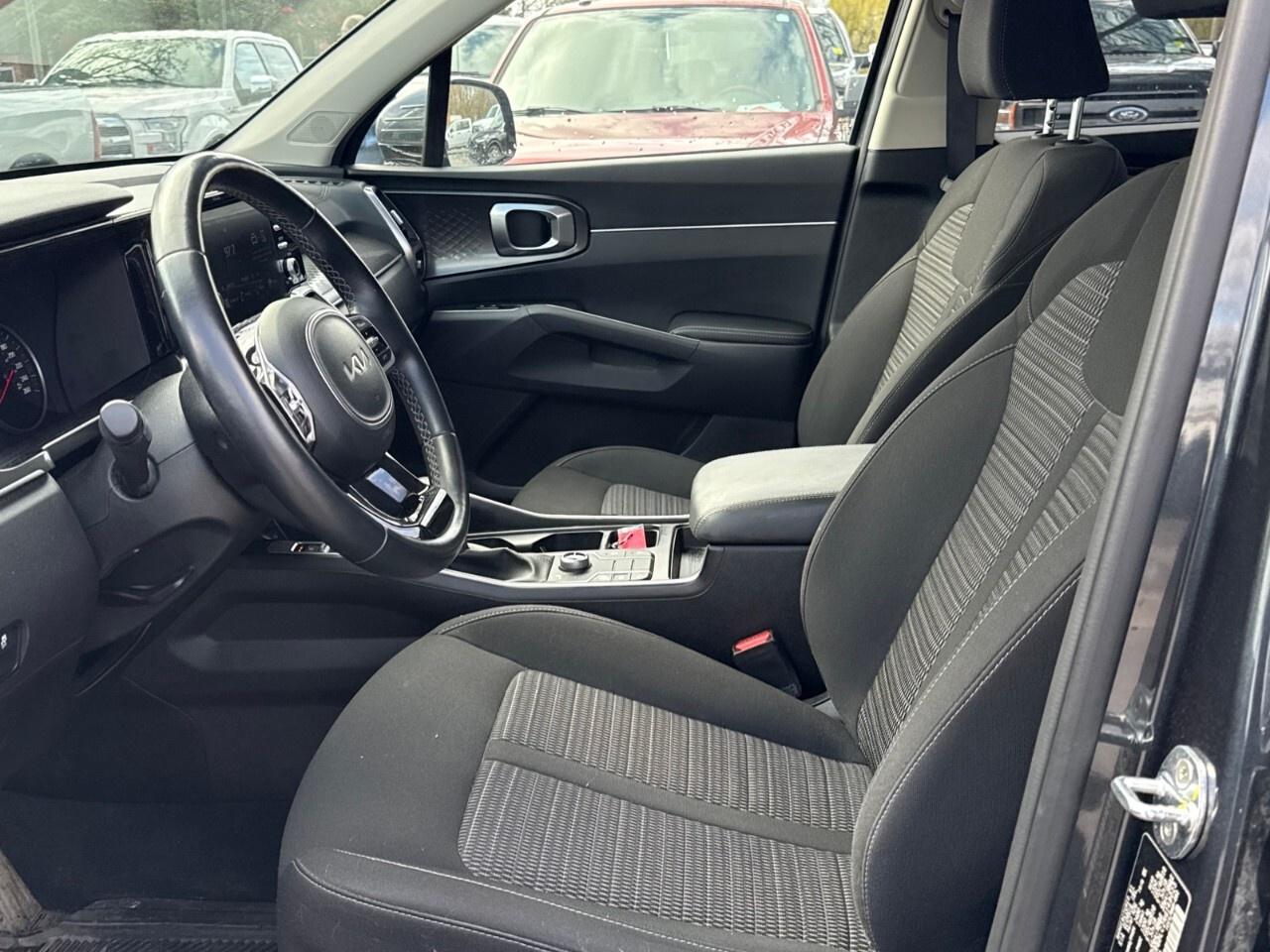 2022 Kia Sorento LX PLUS   3RD ROW SEATING   AWD Photo